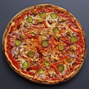 Pizza Gyros z kawałkami gyrosu, roztopioną mozzarellą, cienkimi plasterkami cebuli i ogórków na złocistym cieście.